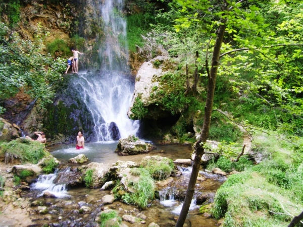 Stopića pećina, Sirogojno, Gostiljski vodopad