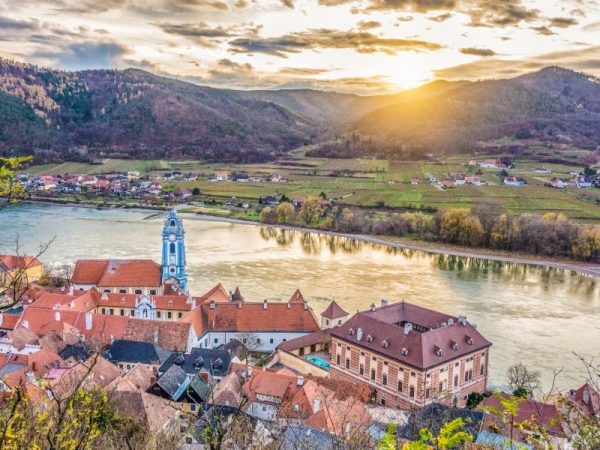 BEČ-VAHAU DOLINA - Na lepom plavom Dunavu (Đer, Dvorac Lihtenštajn, Banja Baden)