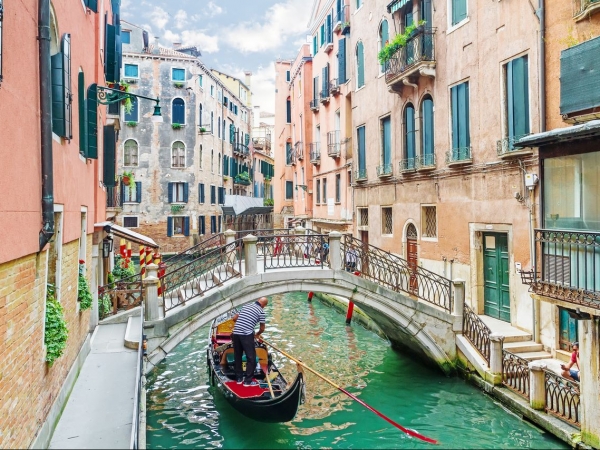 Veneto 2022 - italijanski vekovni šarm (raskošna Venecija, Murano, Burano, Verona...kupanje na jezeru Garda) 